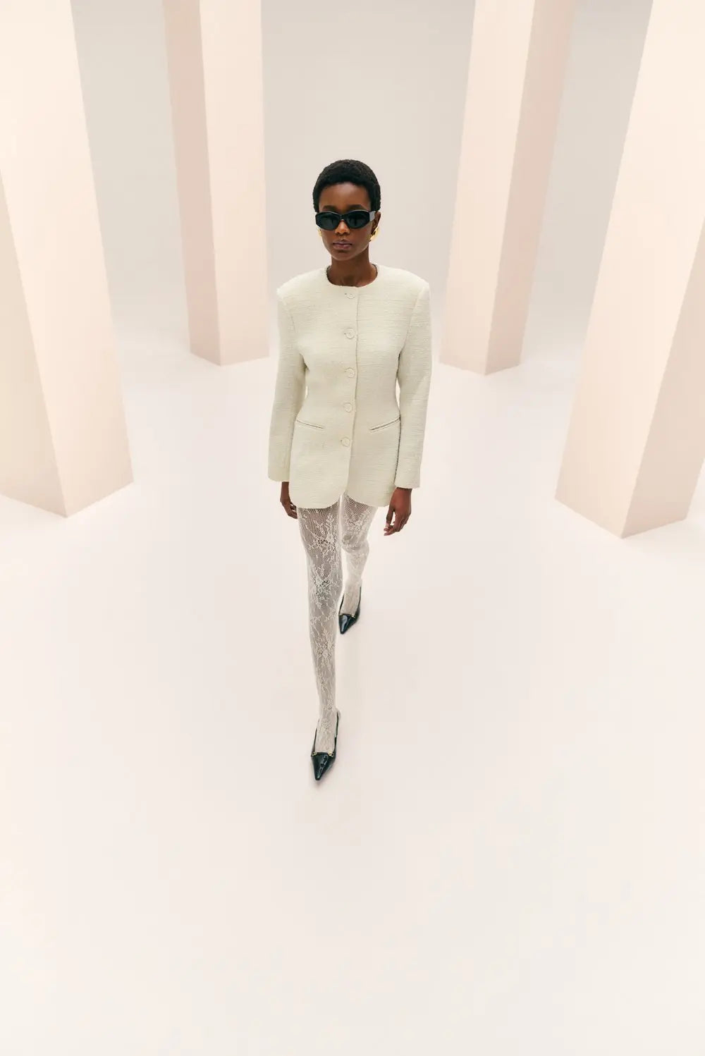 CAROL BLAZER
Taillierter Blazer mit Rundhalsausschnitt
