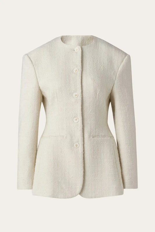 CAROL BLAZER
Taillierter Blazer mit Rundhalsausschnitt