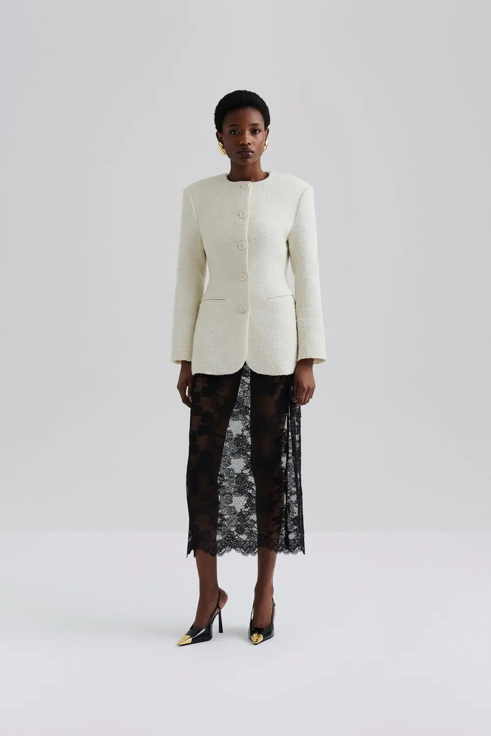 CAROL BLAZER
Taillierter Blazer mit Rundhalsausschnitt