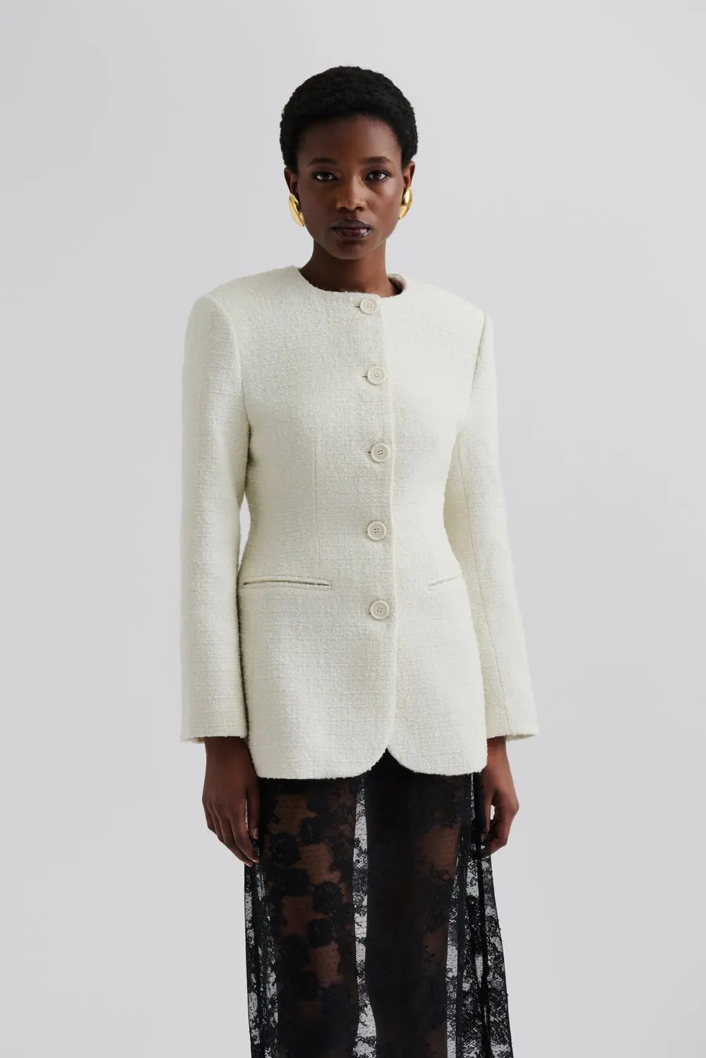 CAROL BLAZER
Taillierter Blazer mit Rundhalsausschnitt