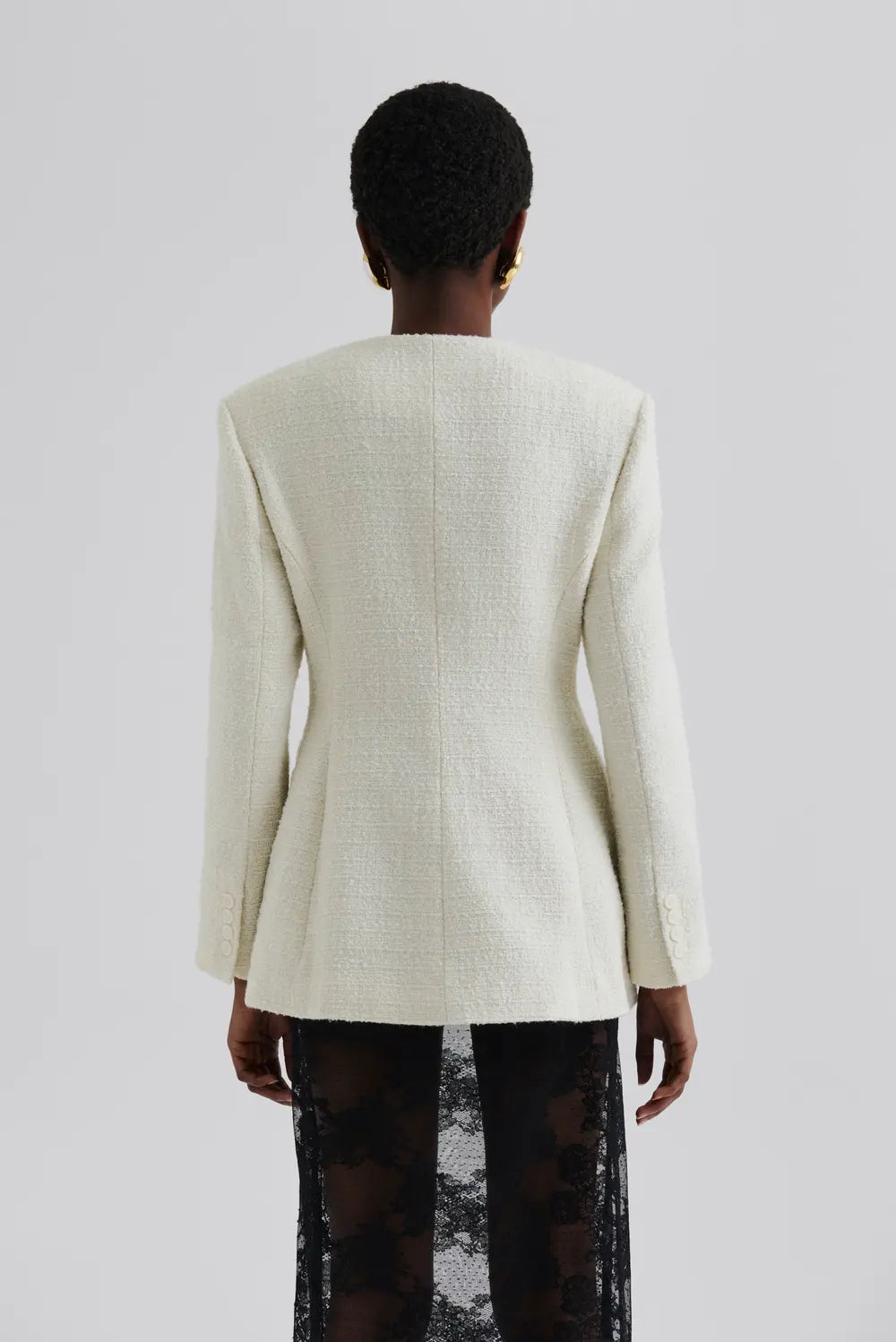 CAROL BLAZER
Taillierter Blazer mit Rundhalsausschnitt