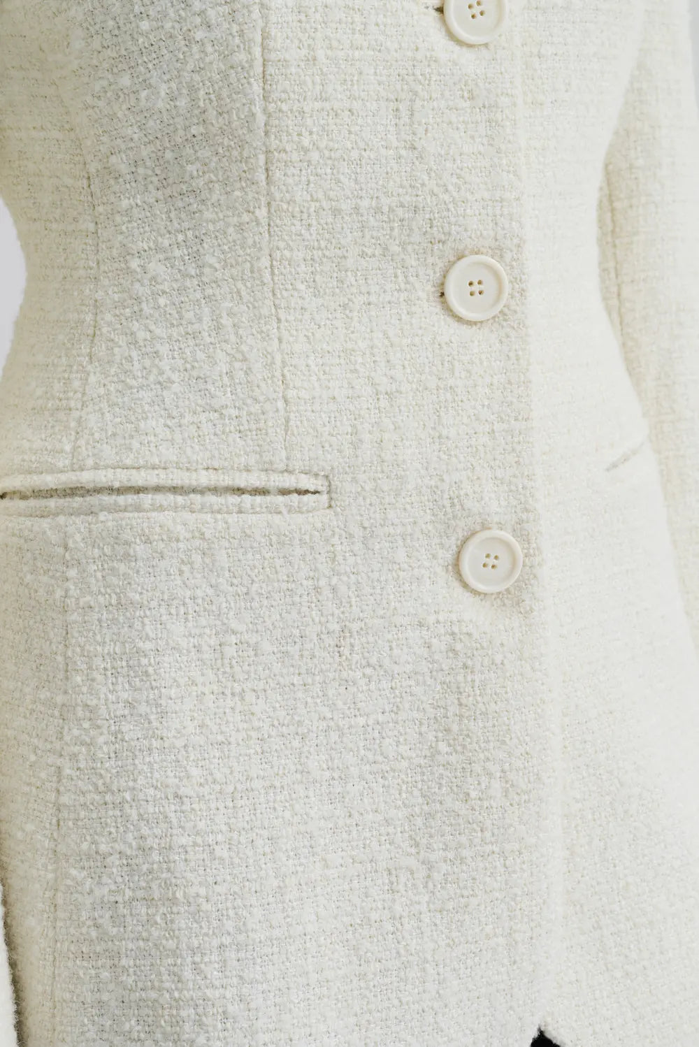 CAROL BLAZER
Taillierter Blazer mit Rundhalsausschnitt