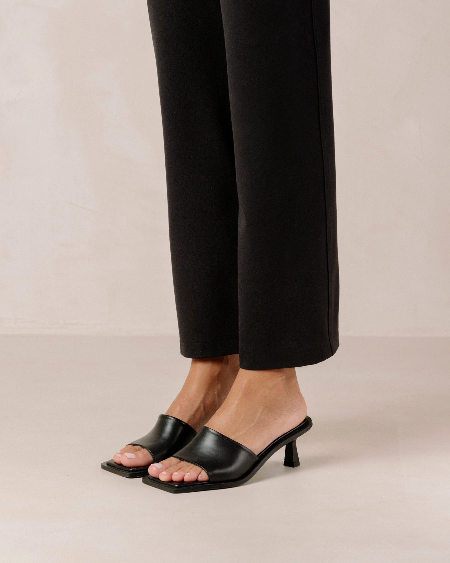 Schwarze Kitten Heels aus Leder