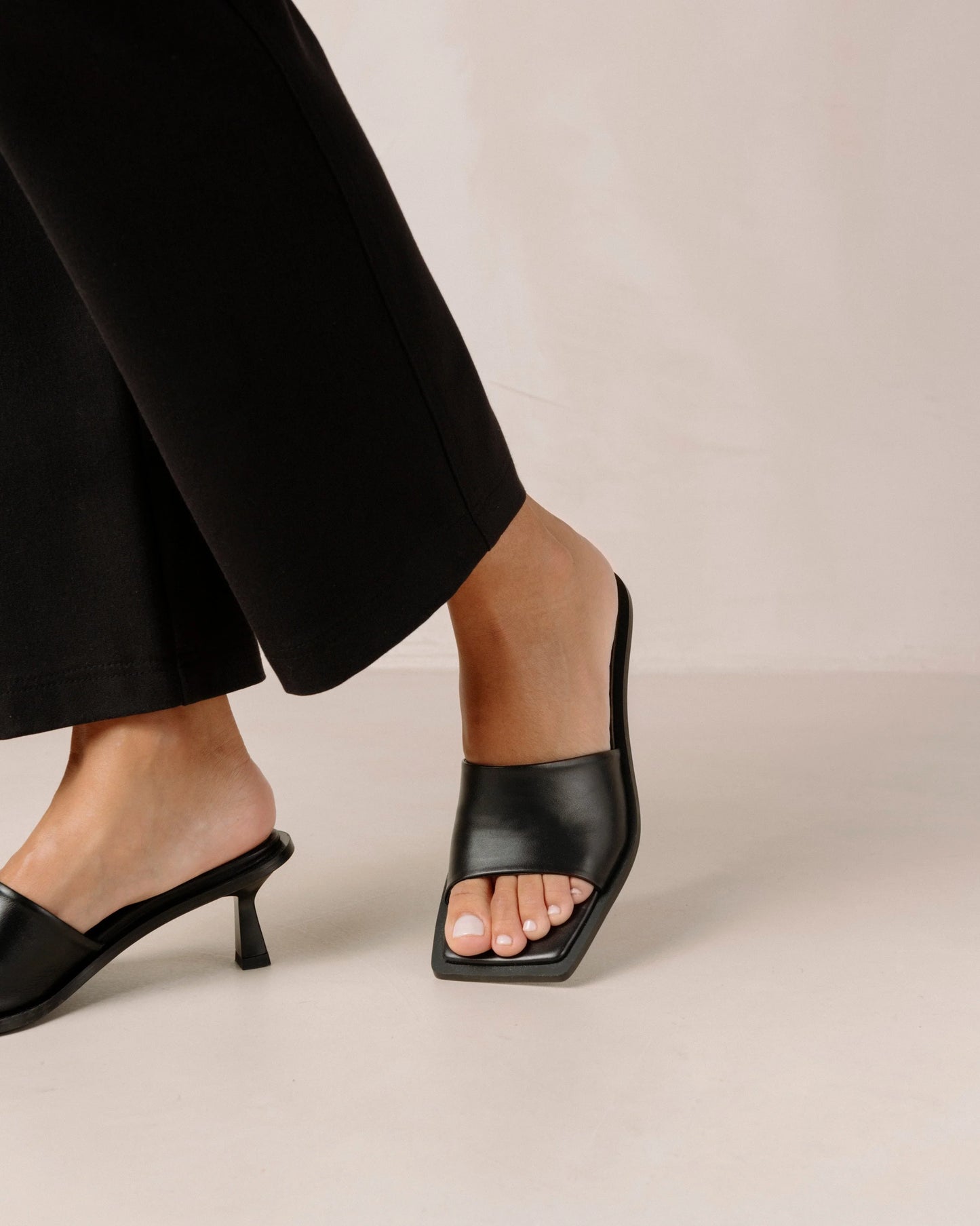 Schwarze Kitten Heels aus Leder