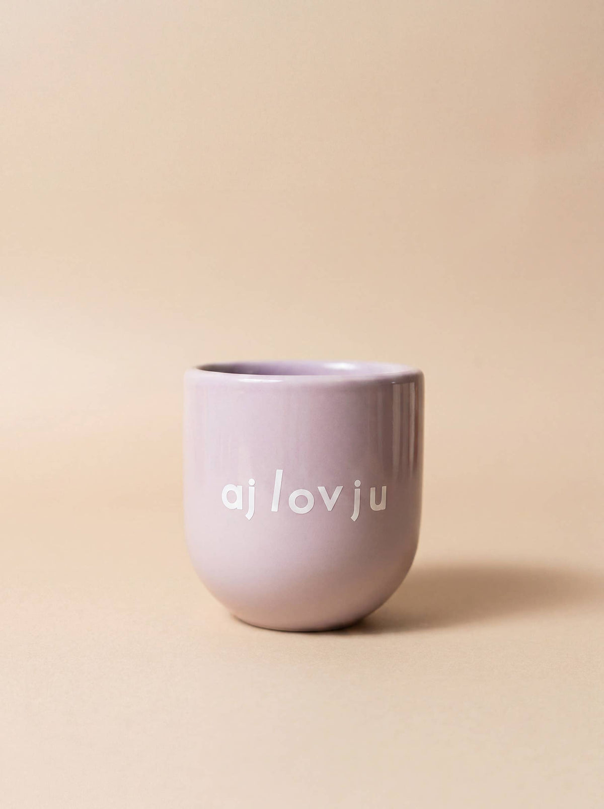 Kaffee Tasse in Flieder mit Ajlovju-Text | SISI