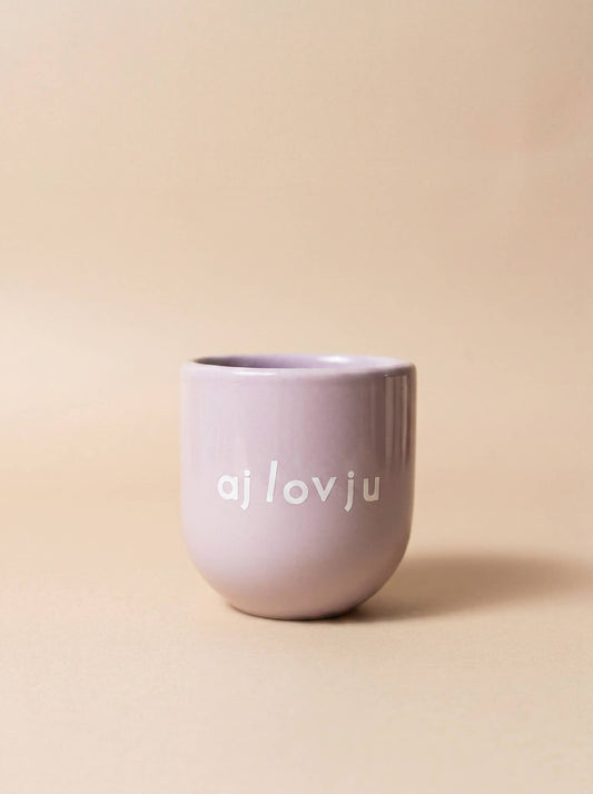 Kaffee Tasse in Flieder mit Ajlovju-Text | SISI