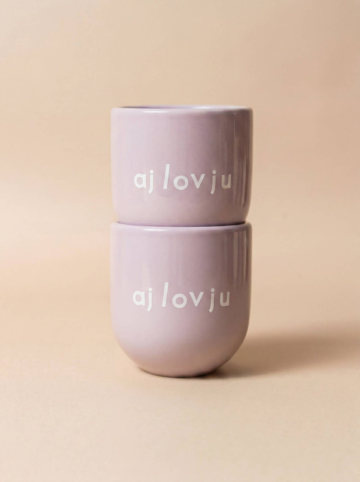 Kaffee Tasse in Flieder mit Ajlovju-Text | SISI