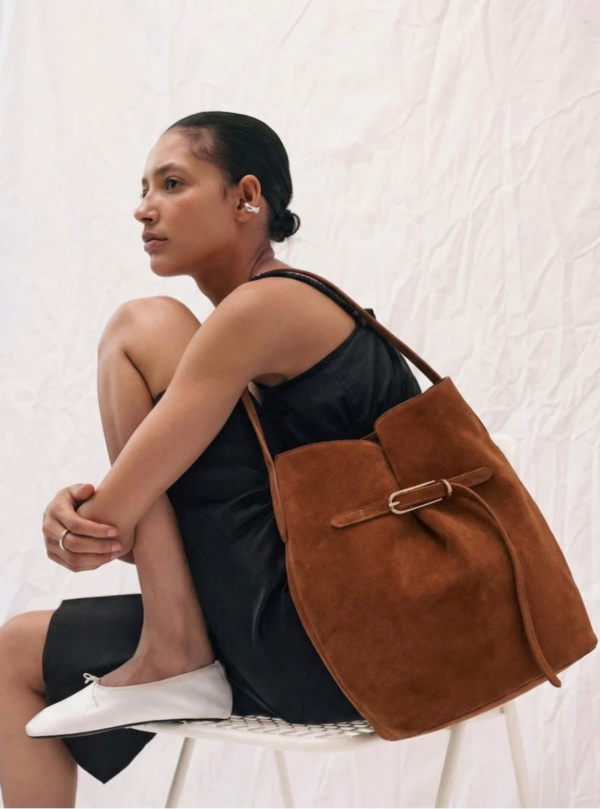 BELTED BUCKET BAG LARGE SADDLE BROWN SUEDE | Liffner (Kopie)