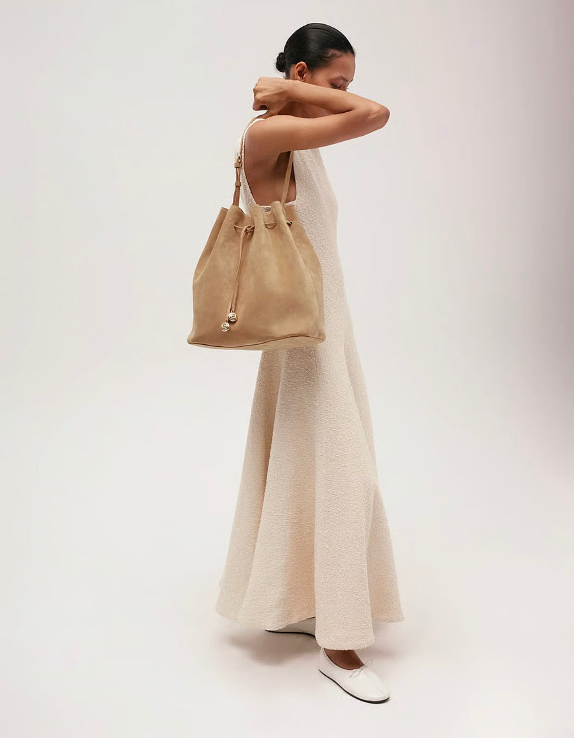 CHARM BUCKET BAG SAND SUEDE | Liffner