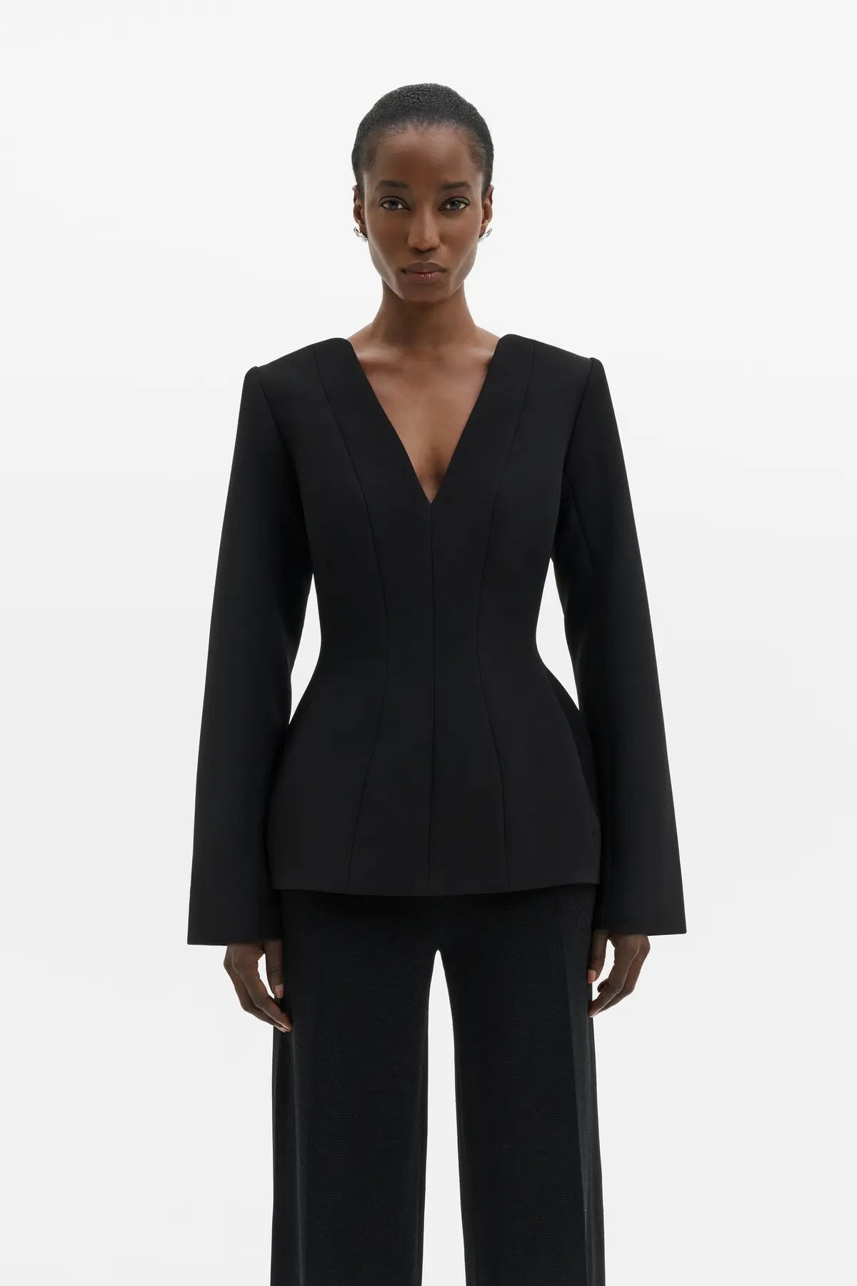 NINNI TOP
Top in Sanduhr-Silhouette mit tiefem V-Ausschnitt