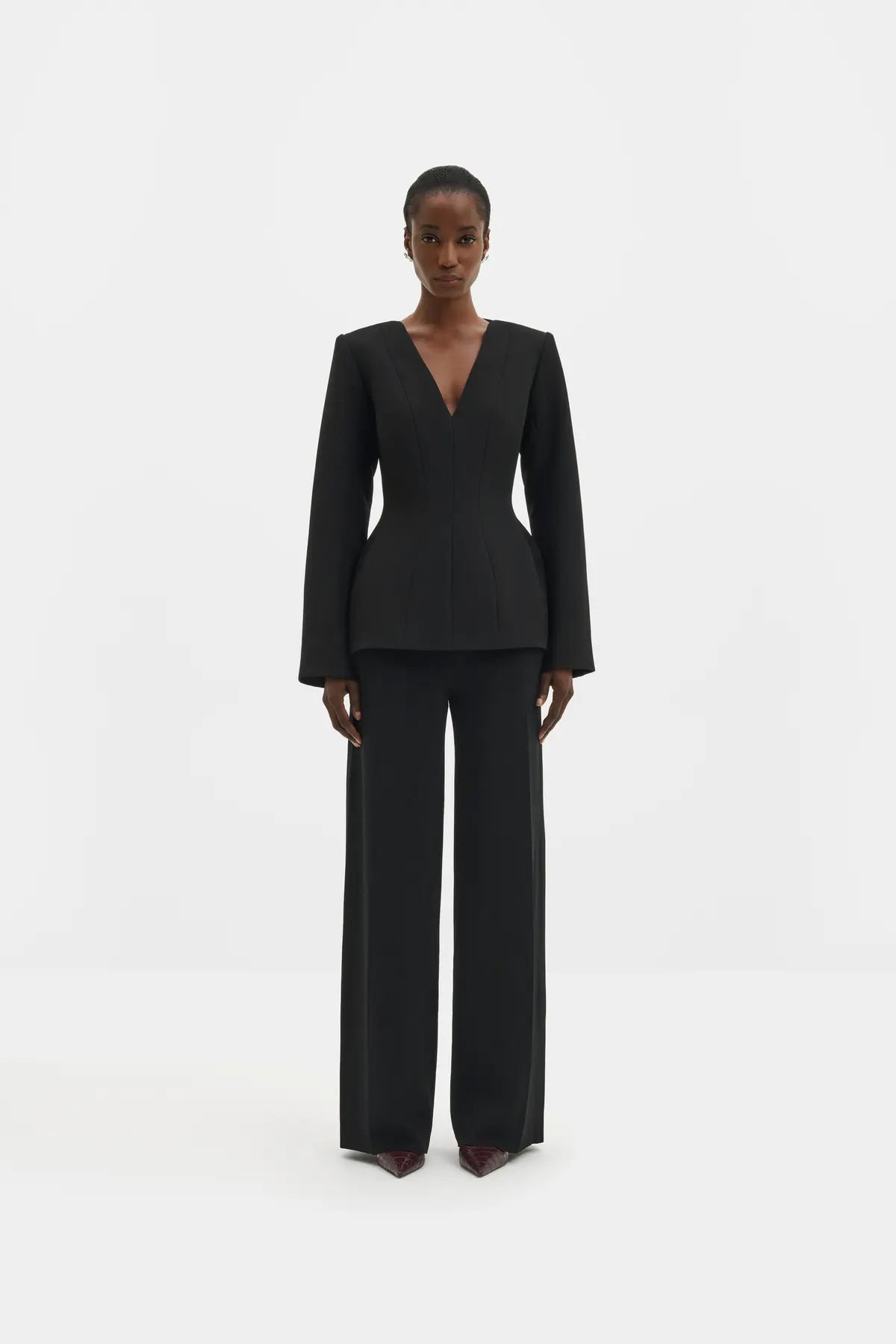 NINNI TOP
Top in Sanduhr-Silhouette mit tiefem V-Ausschnitt