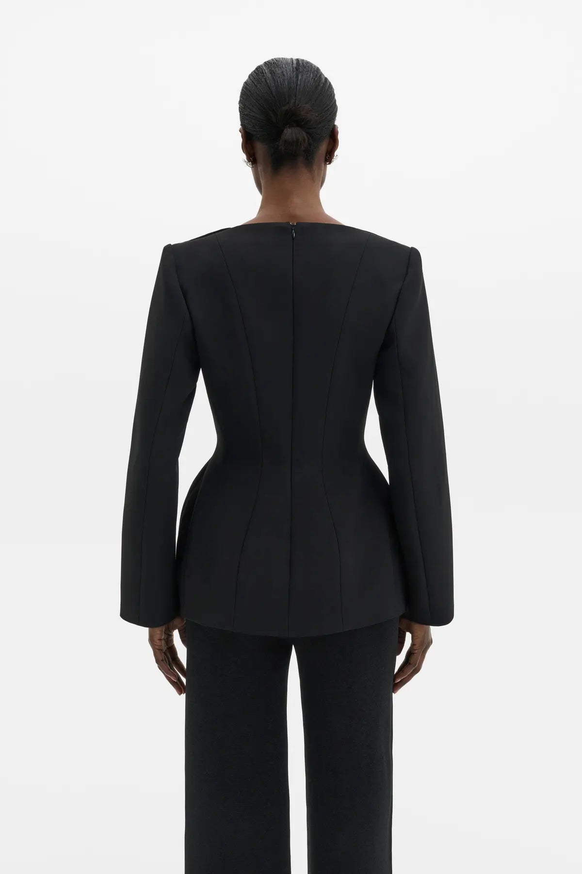 NINNI TOP
Top in Sanduhr-Silhouette mit tiefem V-Ausschnitt