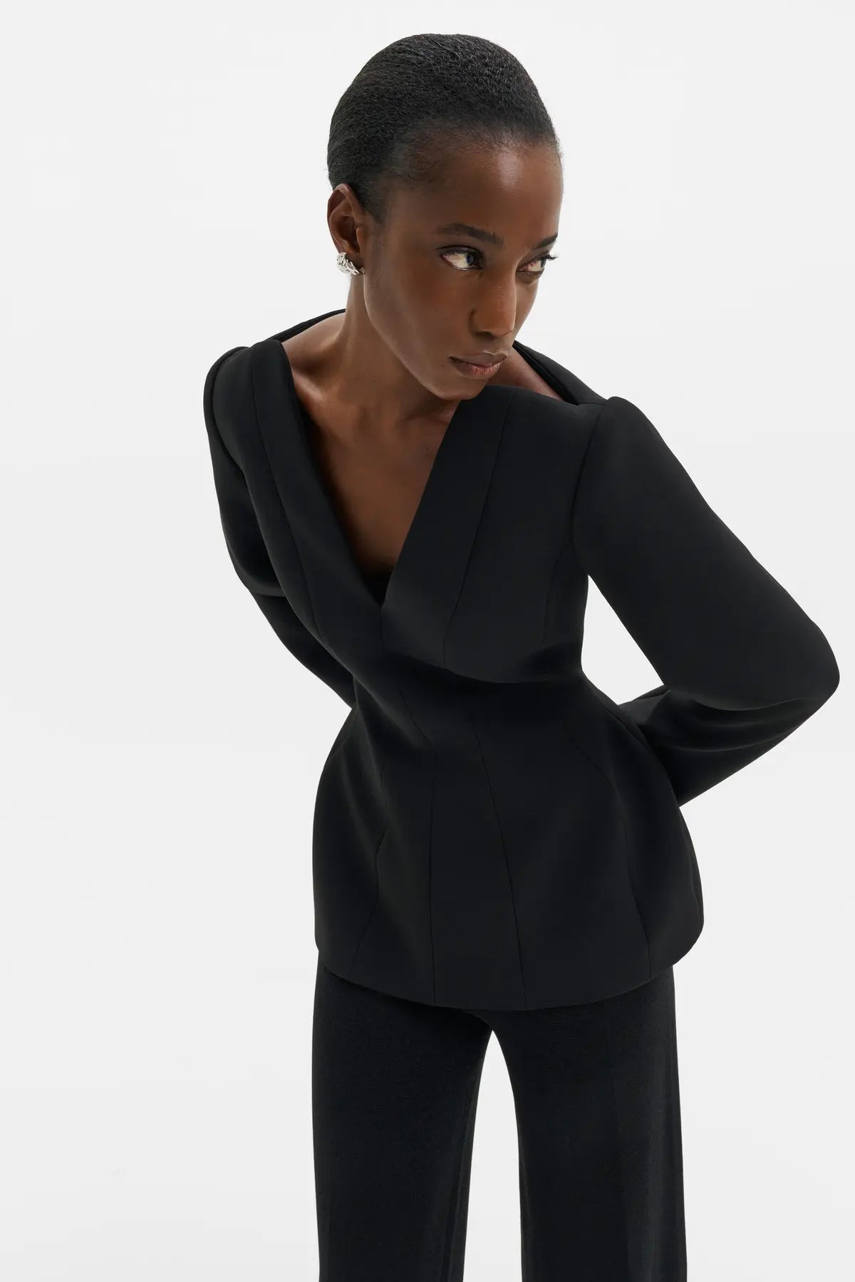NINNI TOP
Top in Sanduhr-Silhouette mit tiefem V-Ausschnitt