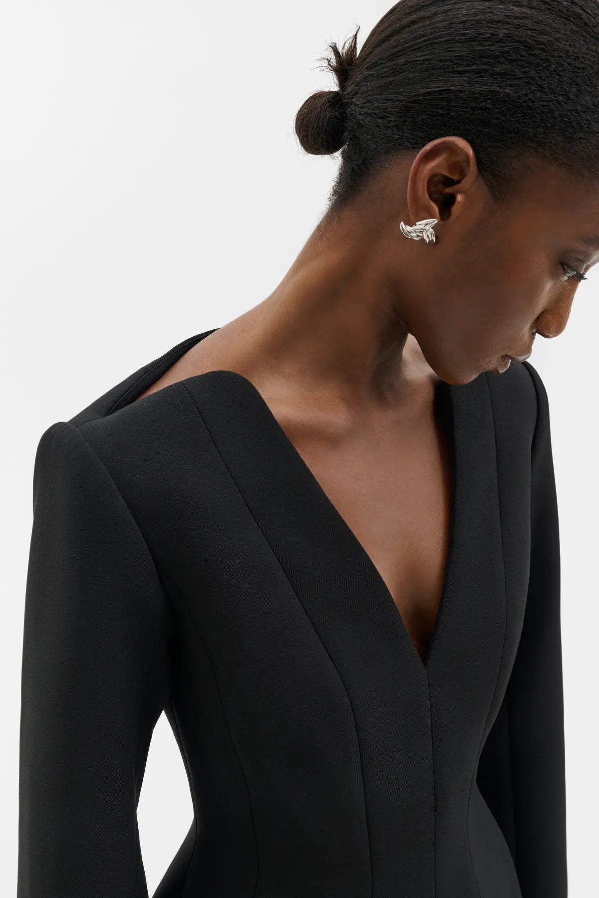 NINNI TOP
Top in Sanduhr-Silhouette mit tiefem V-Ausschnitt