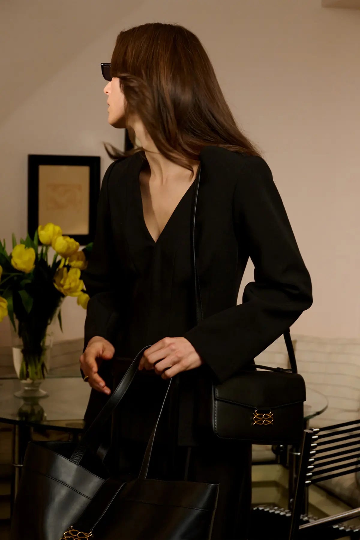 NINNI TOP
Top in Sanduhr-Silhouette mit tiefem V-Ausschnitt