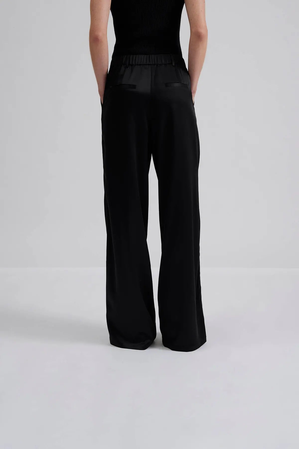 SARAH HOSE Satinhose mit elastischem Bund | MALINA
