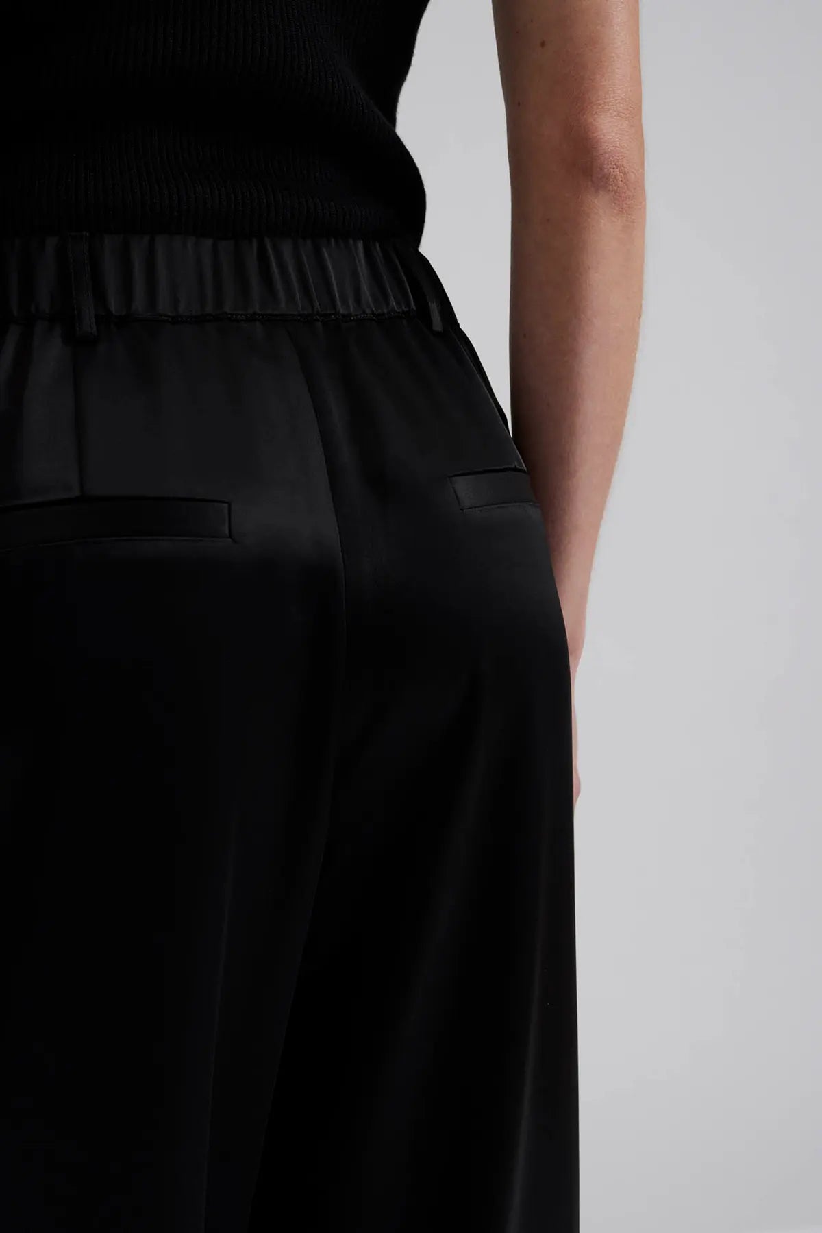 SARAH HOSE Satinhose mit elastischem Bund | MALINA
