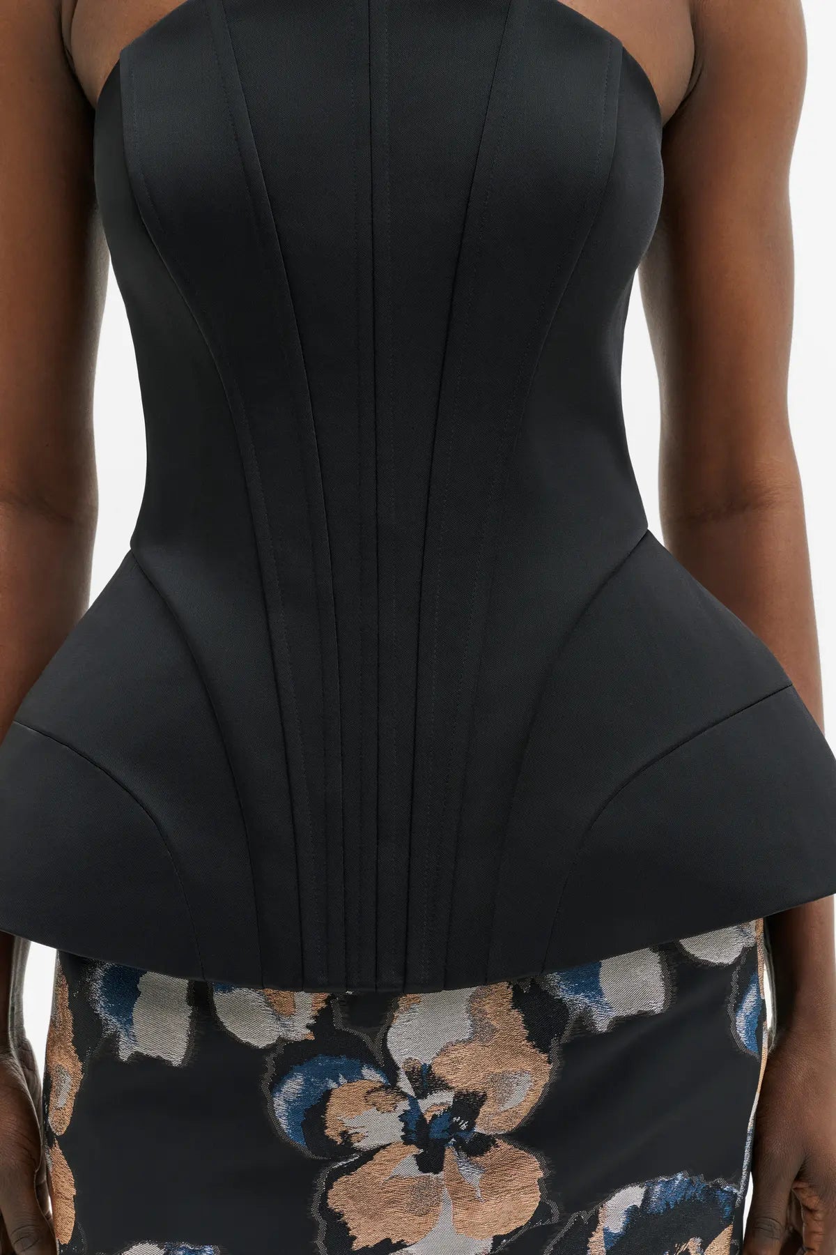 Bellini Top in Sanduhr-Silhouette mit tiefem V-Ausschnitt | MALINA