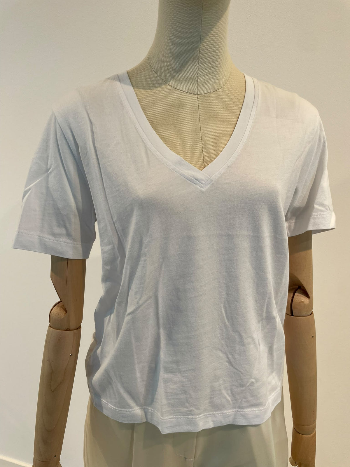 DAKOTA RELAX V NECK T SHIRT IN WHITE