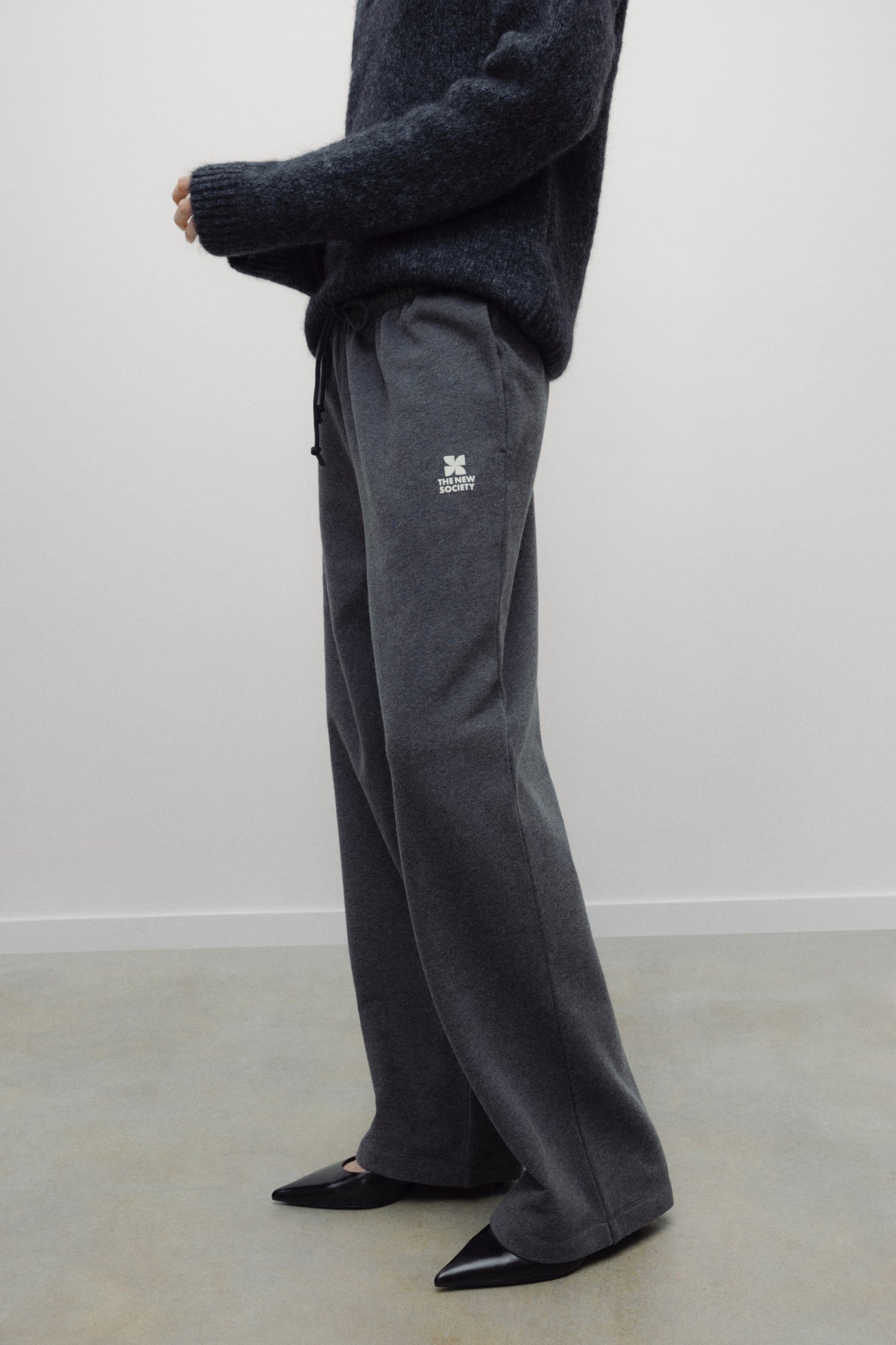 TNS Logo Woman Jogging Dark Grey Melange | The new Society